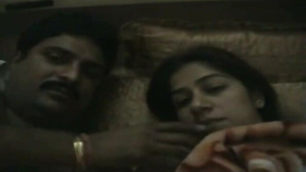 Męski tyłek zostaje mama filmy erotyczne wyruchany przez strapon, a inny mężczyzna go ogląda