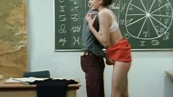 Przyjaciele dzielą się seksowną ździrą masaz erotyczny porno Sabina Moore i filmują to wszystko