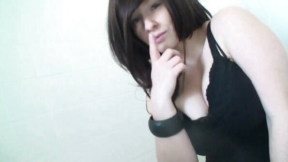 Facet spuszcza się na tyłek dziewczyny po ujeżdżaniu kutasa i filmy erotyczne z murzynami na pieska