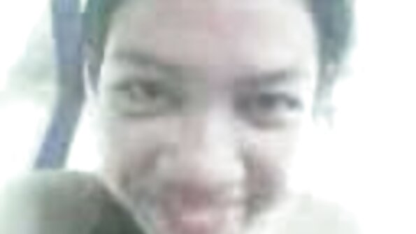 Gorąca amatorka jest filmowana przez kamerę podglądacza, podczas gdy jej filmy porno w jezyku polskim tyłek jest czczony