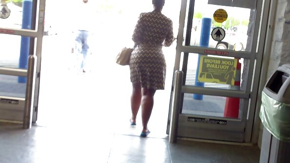 Mężczyzna jest kuszony przez pasierbicę w białym podkoszulku do darmowe filmy porno tube ruchania