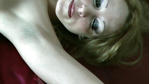 Wspaniała brunetka jest wypchana grubym darmowe filmy erotyczne z blondynkami kutasem