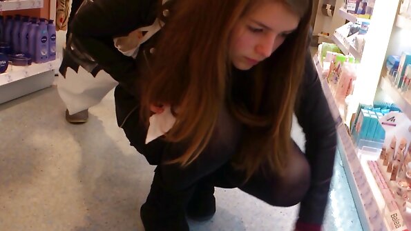 Lesbijskie dziewczyny rezerwują pokój hotelowy, w którym cieszą filmy erotyczne trójkąt się seksem