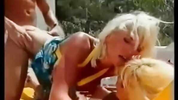 Niesamowita brunetka przybita na pieska w filmiki amatorskie erotyczne staniku