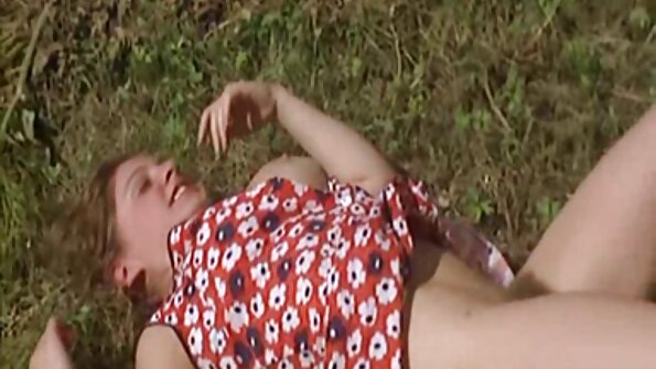 Urocza nimfa wyruchana przez agenta porno podczas przesłuchania w sypialni nastolatki filmy erotyczne