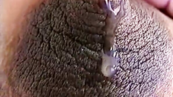 Soczysta brunetka ujeżdża filmy anime erotyczne słodkiego kutasa swojego partnera w kuchni