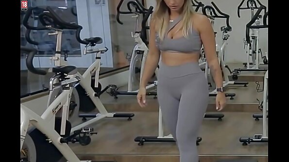 Lesbijskie przyjaciółki spotykają się w łóżku, aby uprawiać filmy porno z uczennicami tak upragniony seks