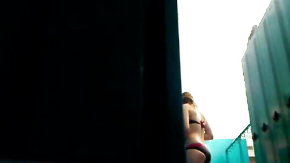 Malyska Che spędza czas nad amatorskie darmowe filmiki erotyczne jeziorem bez ubrania