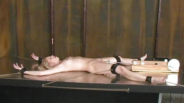 Dziewczyna bawi sceny erotyczne za darmo się dużym wibratorem i pieprzoną maszyną w filmie solo