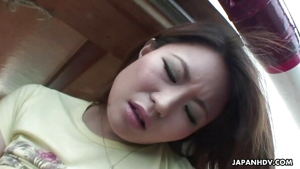 Mężczyzna wchodzi do łóżka do uroczej opiekunki i filmy erotyczne nago powoli ją rucha