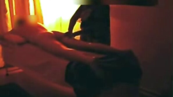 Mamuśka, która uwielbia ruchać gorące młode nastolatki, używa swoich darmowe filmiki porno z mamuskami zabawek erotycznych