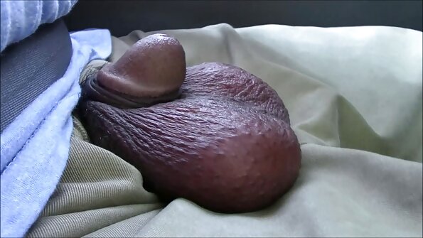 Mamuśka z darmowe porno z małolatami dużymi cyckami siedzi na dużym zaganiaczu na poduszkach