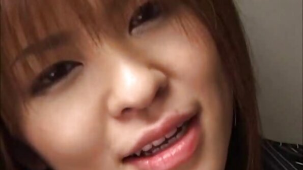 Dziewczyny i chłopaki stare darmowe filmy erotyczne rozbierają się na imprezie, a potem organizują orgię