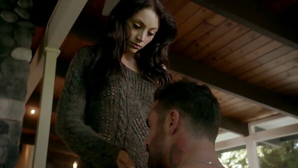 Kira pokazuje nowemu chłopakowi głębię swoich wyszkolonych filmy erotyczne na spiocha dziur